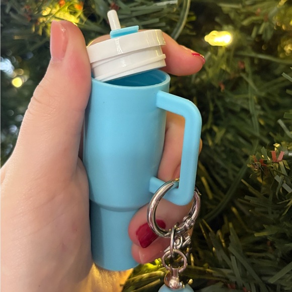 Blue tumbler Cow Keychain - Picture 3 of 3